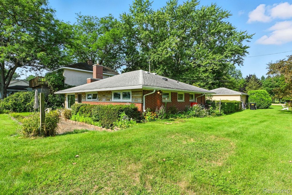 8814 Pellett Dr, Webster Township, MI 48189