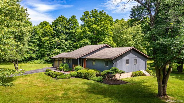 202 S Quaker Lane, Hyde Park, NY 12538
