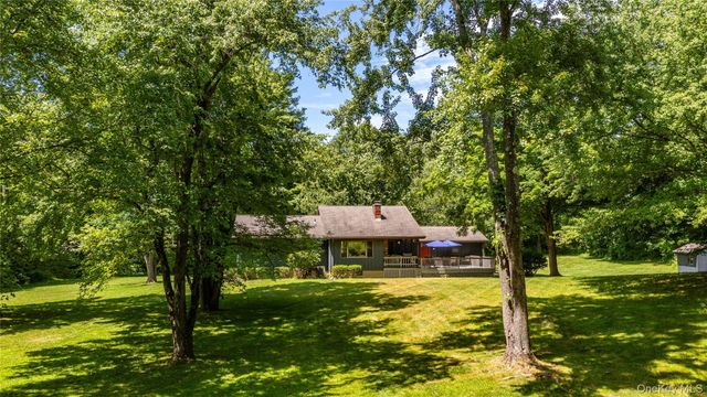 202 S Quaker Lane, Hyde Park, NY 12538