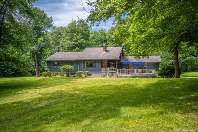 202 S Quaker Lane, Hyde Park, NY 12538