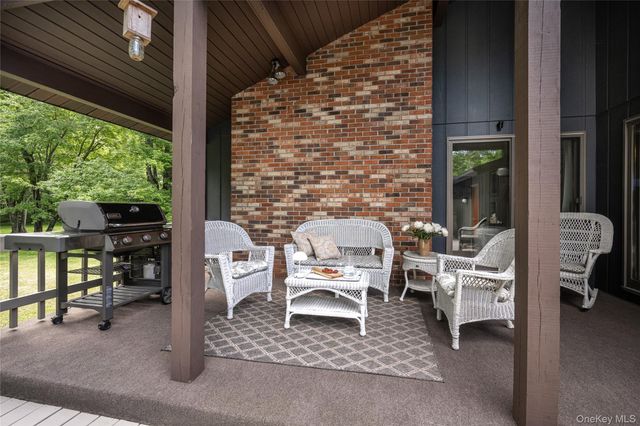 202 S Quaker Lane, Hyde Park, NY 12538
