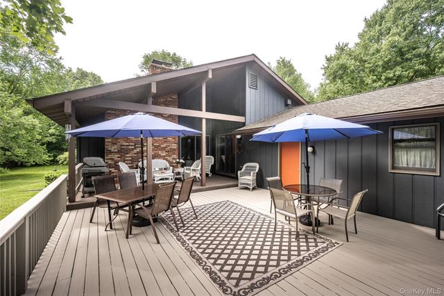 202 S Quaker Lane, Hyde Park, NY 12538