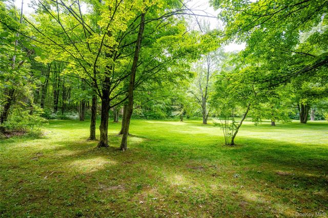 202 S Quaker Lane, Hyde Park, NY 12538