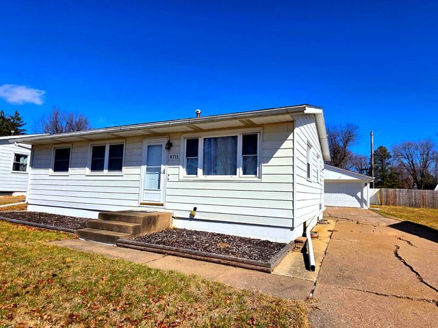 6711 Ridge Drive, Davenport, IA 52806