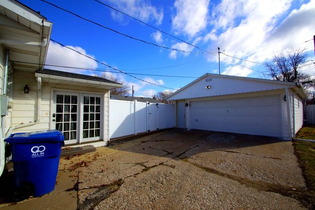 6711 Ridge Drive, Davenport, IA 52806