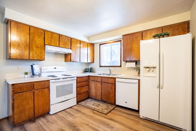 61969 SE 27th Street, Bend, OR 97702