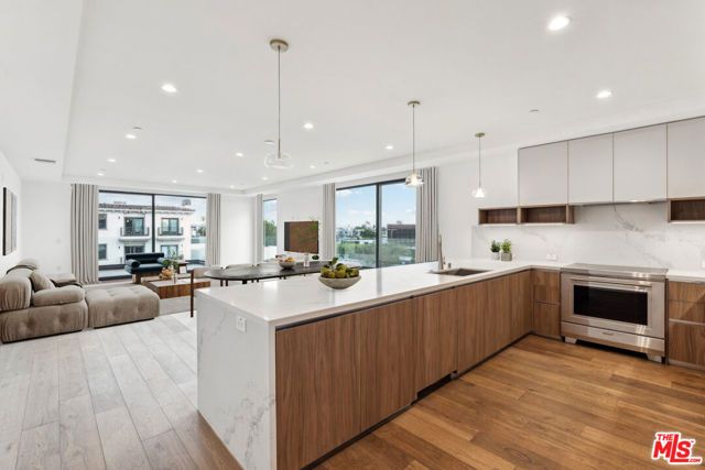 725 N Croft Avenue 103, Los Angeles, CA 90069