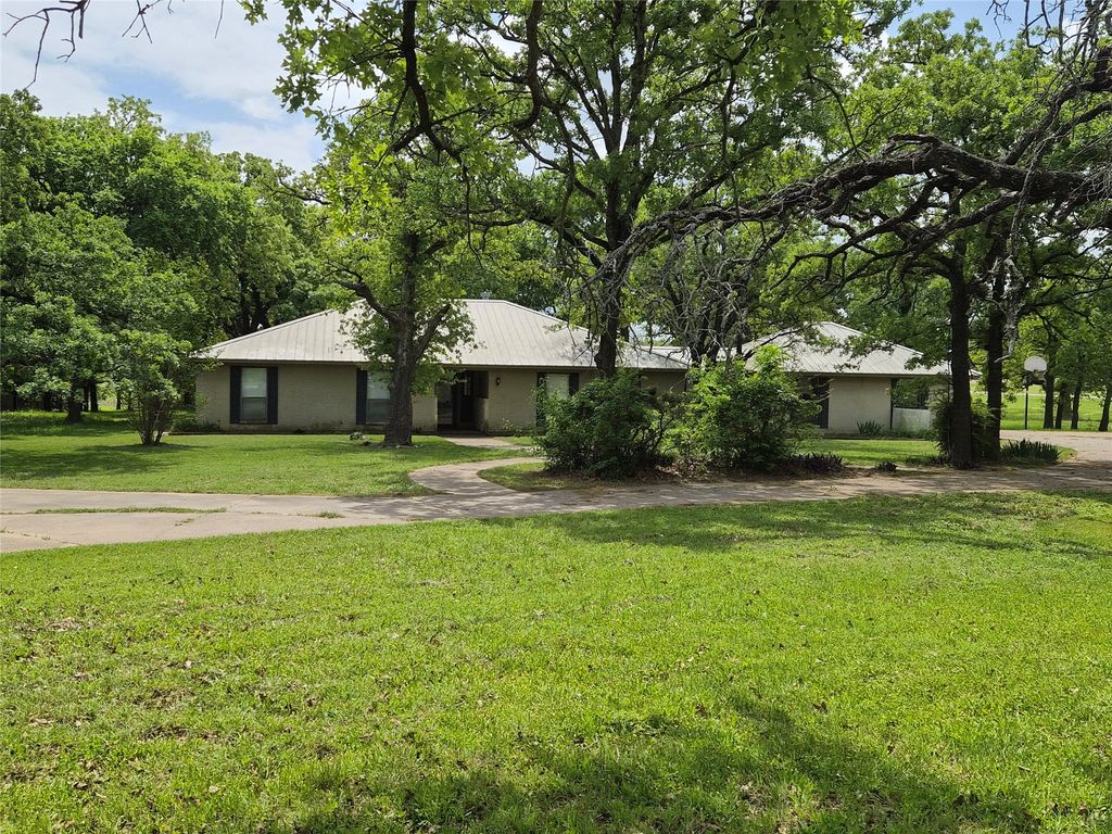 102 Shady Grove Court, Joshua, TX 76058