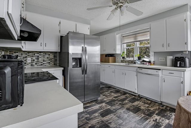 74 Kensington St, Agawam, MA 01030