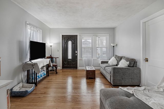 74 Kensington St, Agawam, MA 01030