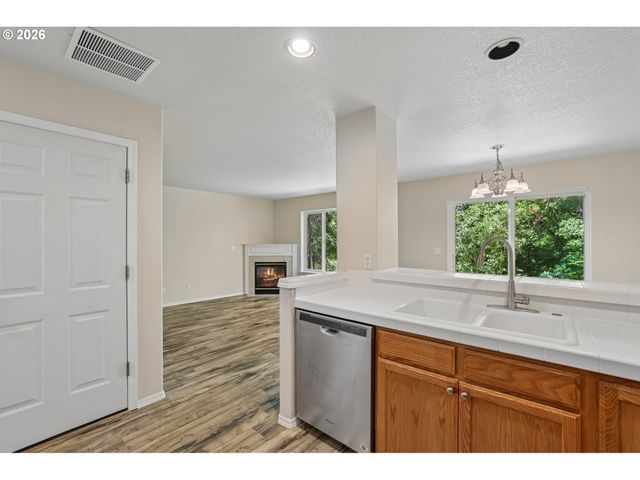 1381 Ne KINNEY St, Hillsboro, OR 97124