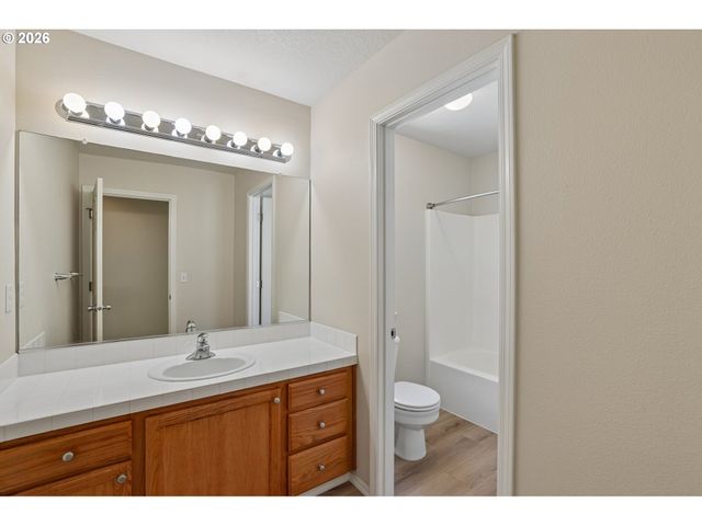 1381 Ne KINNEY St, Hillsboro, OR 97124