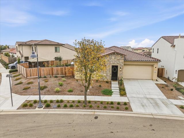 668 Rock Crest Avenue, Madera, CA 93636