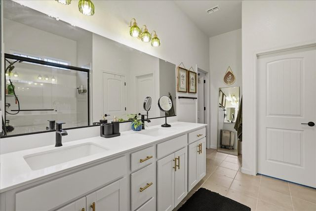 668 Rock Crest Avenue, Madera, CA 93636