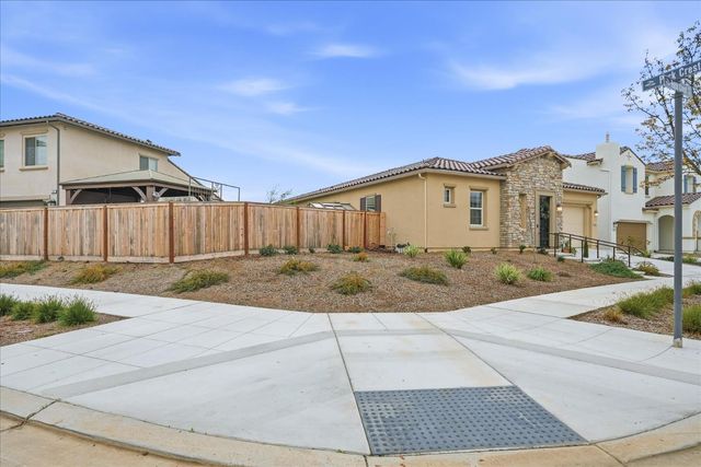 668 Rock Crest Avenue, Madera, CA 93636