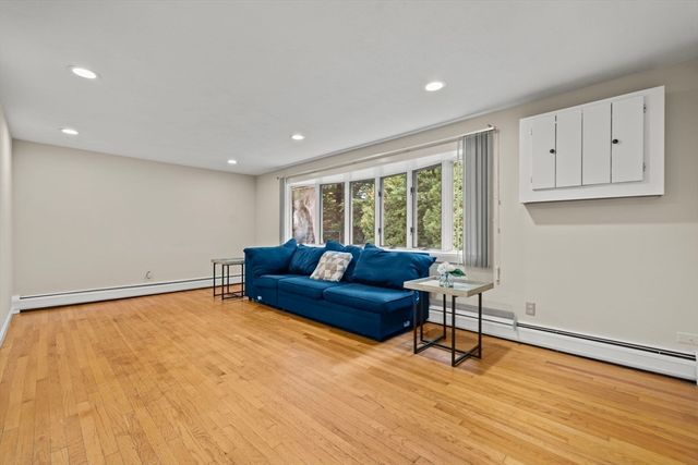 7 Pocahontas Dr, Peabody, MA 01960