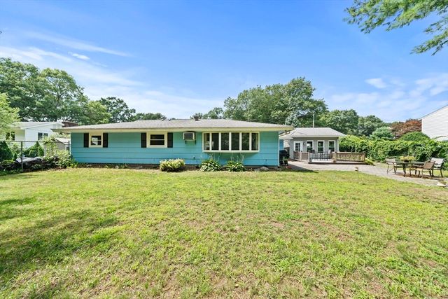 7 Pocahontas Dr, Peabody, MA 01960