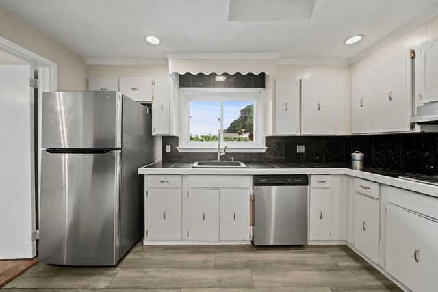 7 Pocahontas Dr, Peabody, MA 01960
