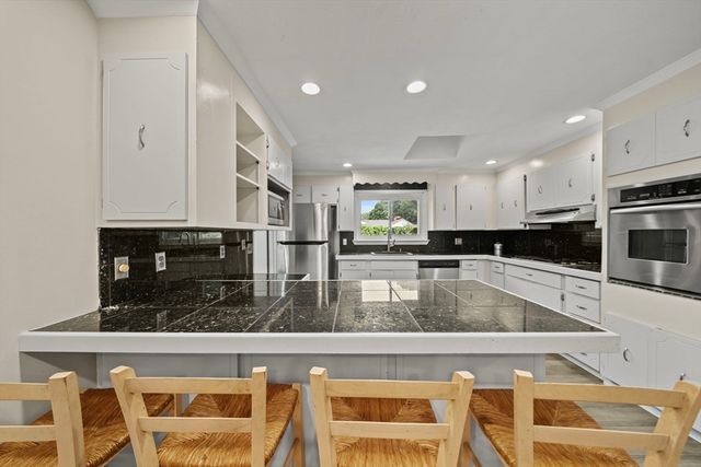 7 Pocahontas Dr, Peabody, MA 01960
