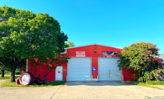 412 W HONDO AVE, Devine, TX 78016