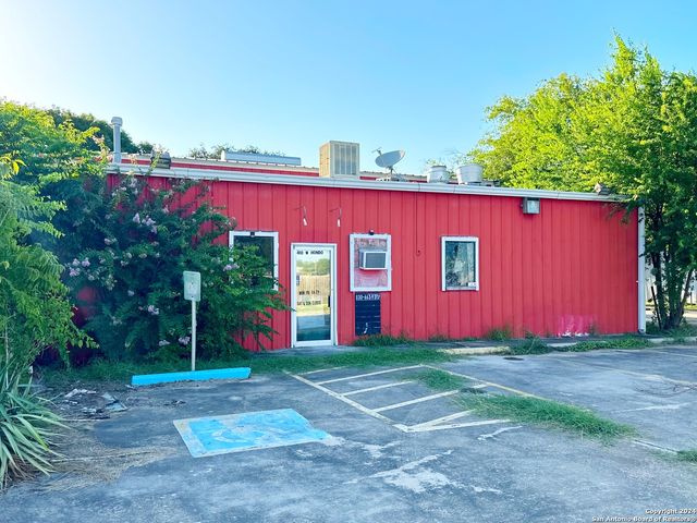 412 W HONDO AVE, Devine, TX 78016