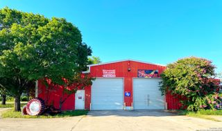 412 W HONDO AVE, Devine, TX 78016