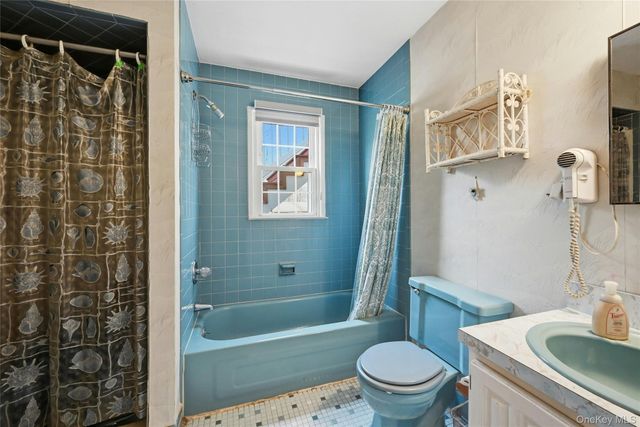 41 N Country Road, Shoreham, NY 11786