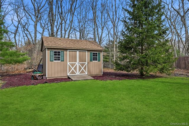 41 N Country Road, Shoreham, NY 11786