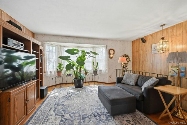 41 N Country Road, Shoreham, NY 11786