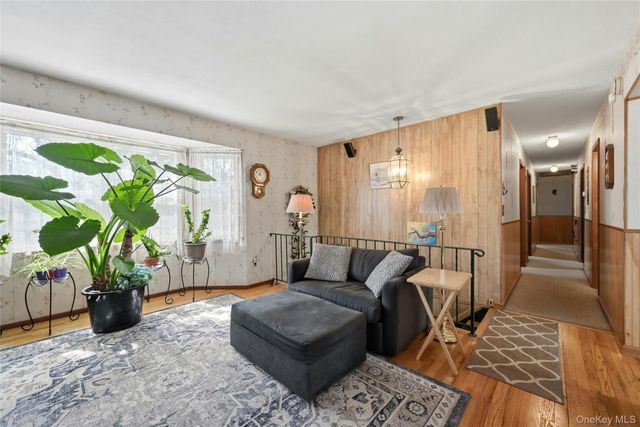 41 N Country Road, Shoreham, NY 11786