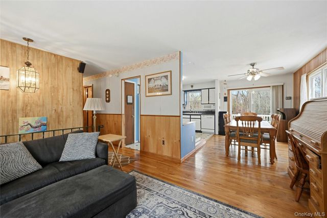 41 N Country Road, Shoreham, NY 11786