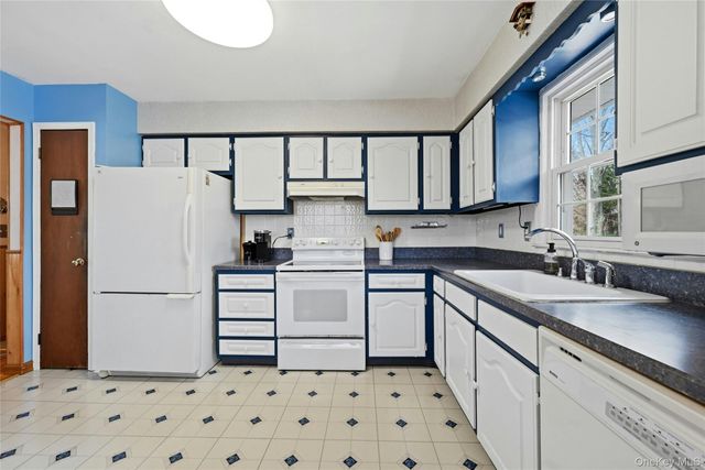 41 N Country Road, Shoreham, NY 11786