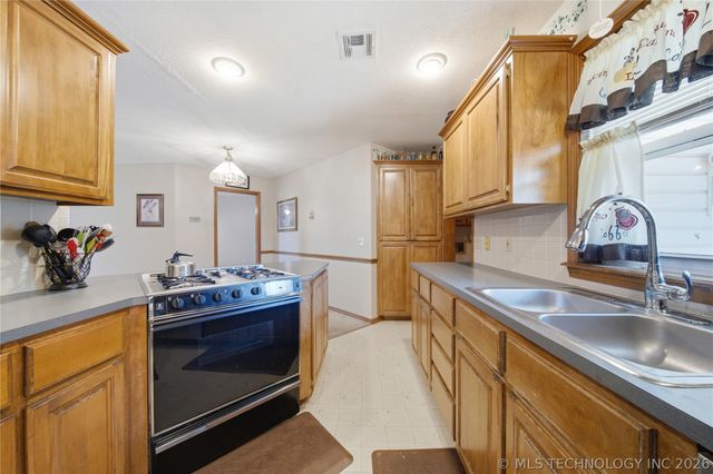 614 W 20th Street S, Claremore, OK 74019