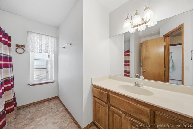 614 W 20th Street S, Claremore, OK 74019