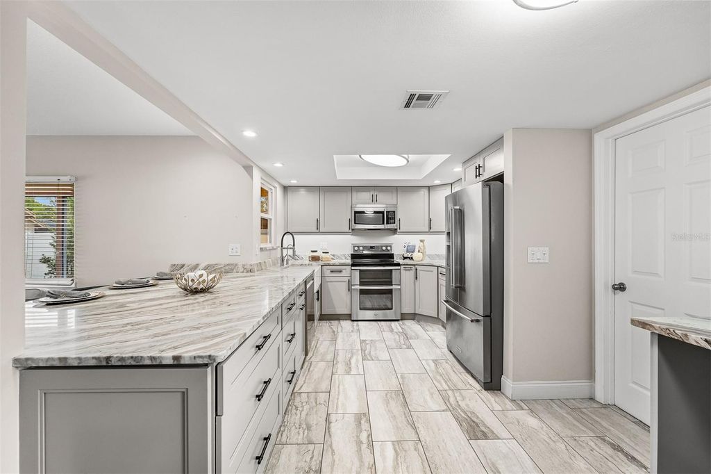 Image 12 of property listing at 7834 SNOWBERRY CIR, Orlando, FL 32819