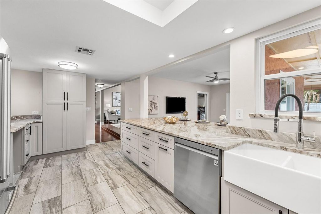 Image 14 of property listing at 7834 SNOWBERRY CIR, Orlando, FL 32819