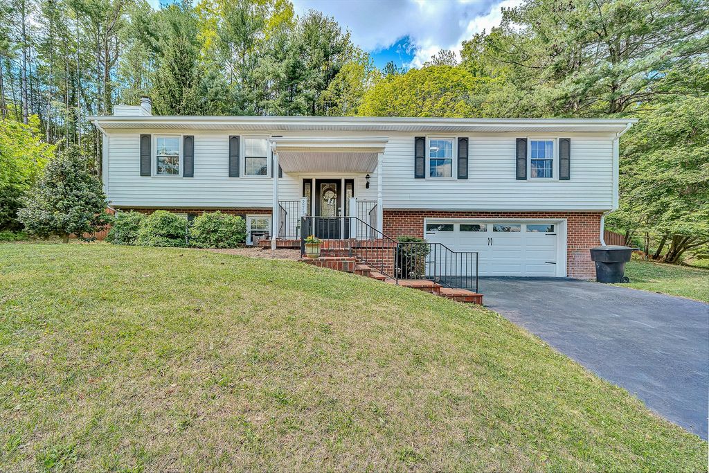 2738 Bobwhite DR, Roanoke, VA 24018