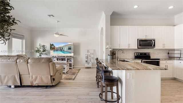 9463 Savannah Estates Dr, Lake Worth, FL 33467