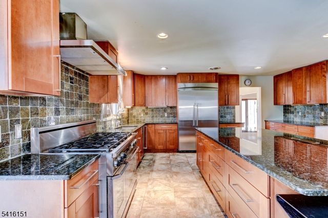 737 Ridge Rd, Kinnelon Boro, NJ 07405