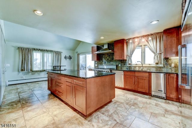 737 Ridge Rd, Kinnelon Boro, NJ 07405