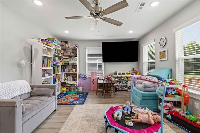 1045 W Garland Street, Siloam Springs, AR 72761