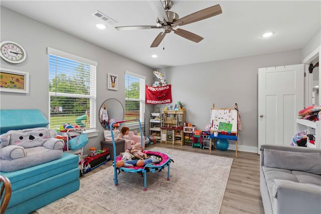 1045 W Garland Street, Siloam Springs, AR 72761