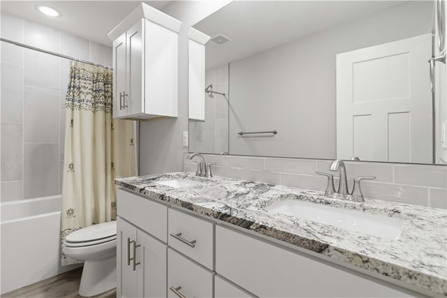 1045 W Garland Street, Siloam Springs, AR 72761