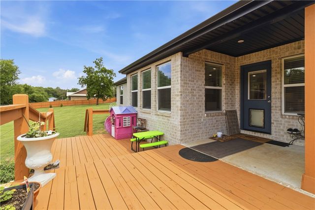 1045 W Garland Street, Siloam Springs, AR 72761
