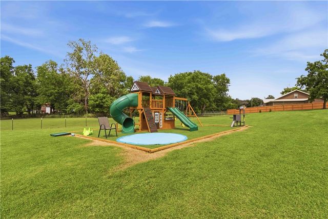 1045 W Garland Street, Siloam Springs, AR 72761