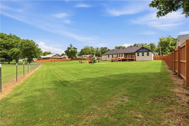1045 W Garland Street, Siloam Springs, AR 72761