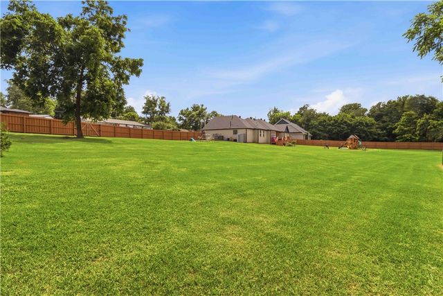 1045 W Garland Street, Siloam Springs, AR 72761