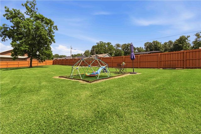 1045 W Garland Street, Siloam Springs, AR 72761