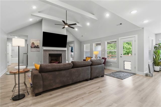 1045 W Garland Street, Siloam Springs, AR 72761