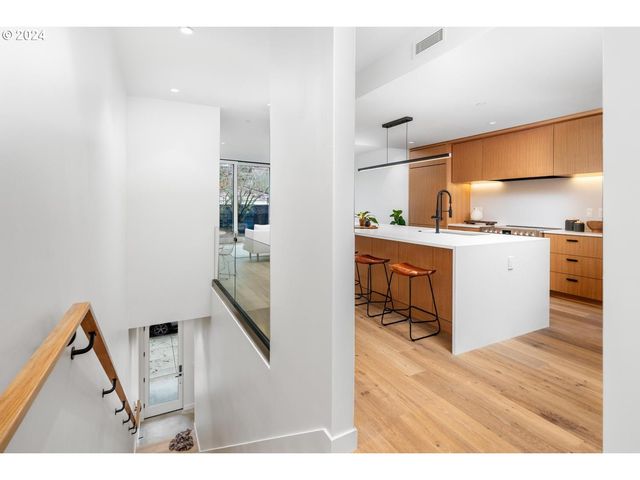 2795 Nw THURMAN St, Portland, OR 97210